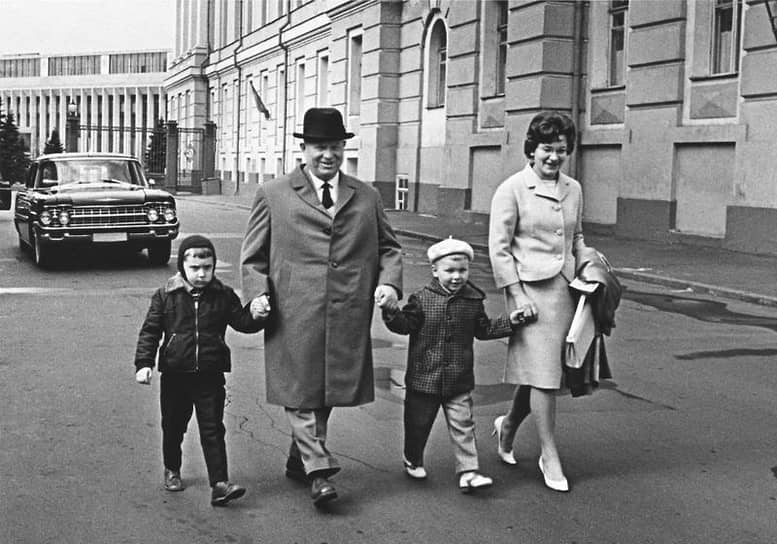 1964 год. Никита Хрущев с невесткой и внуками в Кремле идет на 1 Мая последний раз, но еще не знает об этом
