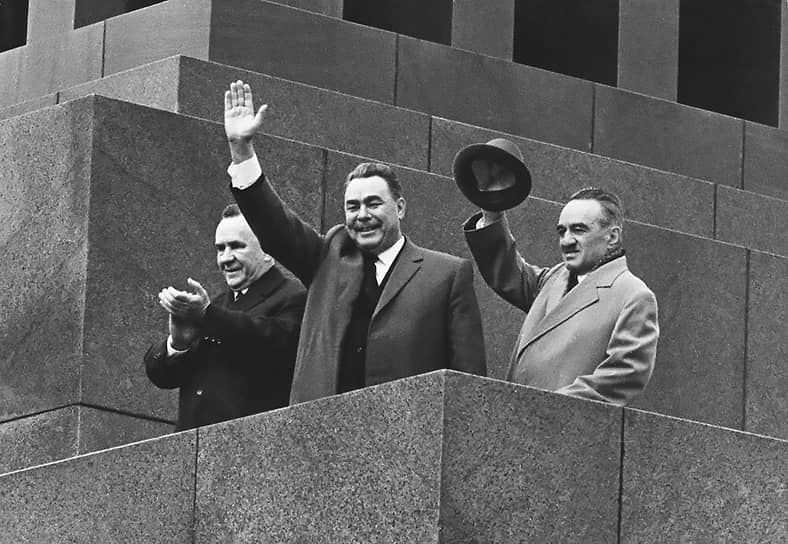 1965 год. Первая майская демонстрация без Хрущева. Слева направо: Алексей Косыгин, Леонид Брежнев, Анастас Микоян