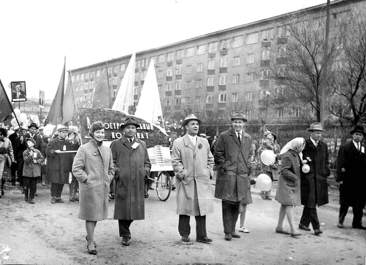 Главный инженер Свердловского домостроительного комбината Борис Ельцин во главе колонны ДСК на первомайской демонстрации в 1965 году

