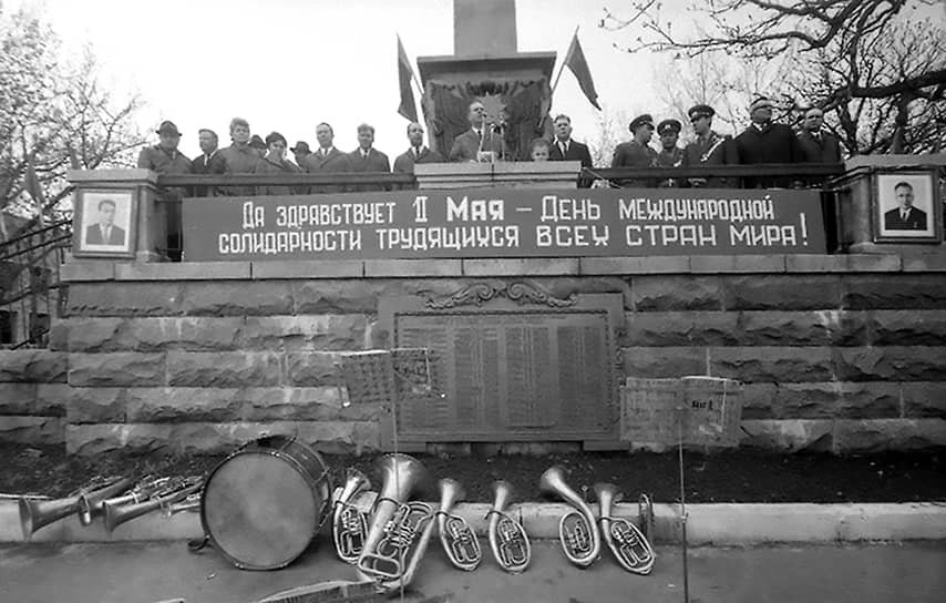 В 1970-х в СССР день 1 мая официально переименовали в День международной солидарности трудящихся. На смену военным парадам пришли более массовые шествия рабочих с флагами и транспарантами. Один из самых знаменитых первомайских лозунгов: «Мир! Труд! Май!»
