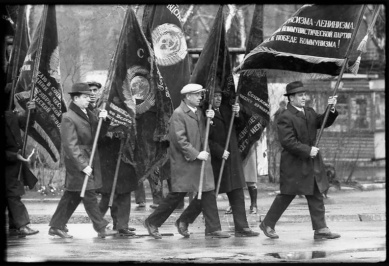 Знаменосцы Кузнецкого Металлургического Комбината на первомайской демонстрации в 1975 году в Новокузнецке. К этому времени она стала скорее формальным мероприятием, чем праздником. Большинство участников ждали конца шествия, чтобы быстрее пойти за праздничный стол
