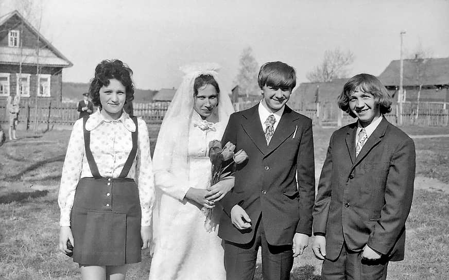 1980 год. Первомайская демонстрация окончательно превратилась в официозное мероприятие. Граждане СССР могли предпочесть личный праздник общественному — отметить бракосочетание 