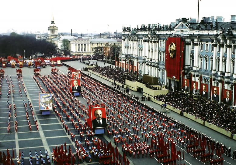 Празднование 1 Мая на Дворцовой площади в 1986 году
