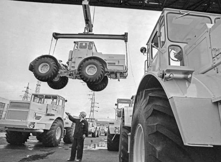8 сентября 1975 года. Кировский завод. Отгрузка новых мощных тракторов К-701 потребителю