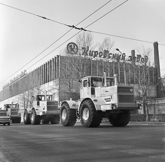 1985 год. Ленинградское производственное объединение «Кировский завод». Колесный трактор К-701 «Кировец» сошел с конвейера предприятия