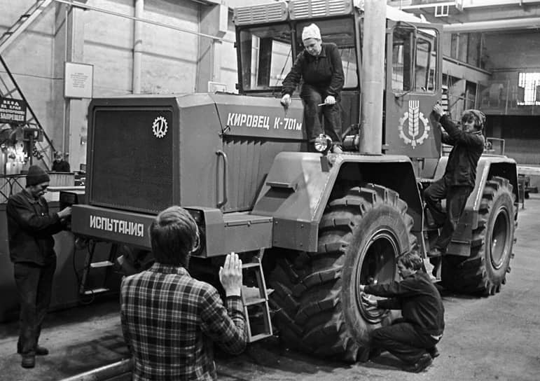 1 октября 1985 года. Рабочие производственного объединения «Кировский завод» готовят к испытаниям трактор К-701М