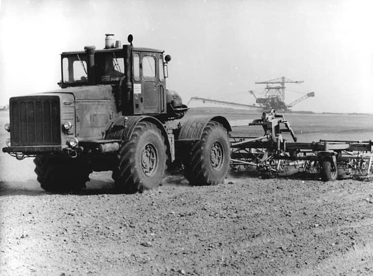 1986 год. Трактор К-700 на поле в ГДР
