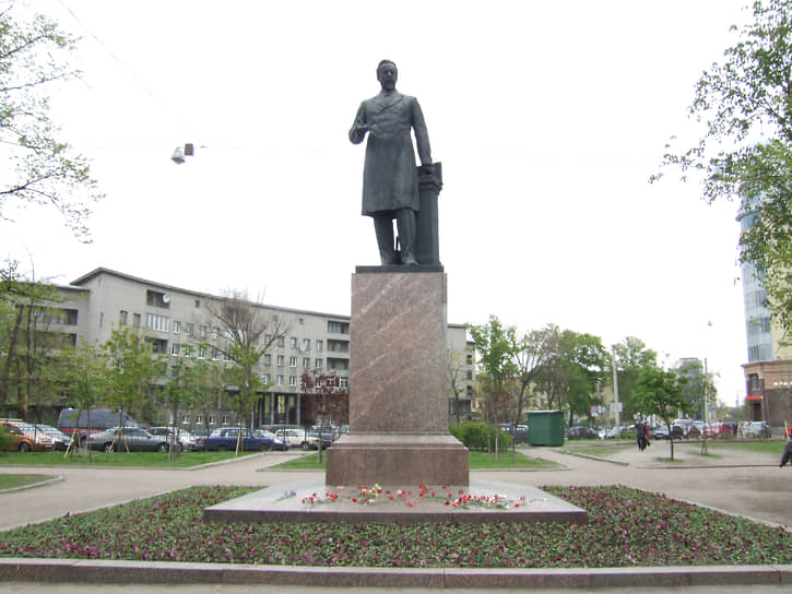 Памятник физику А. С. Попову на Каменноостровском проспекте