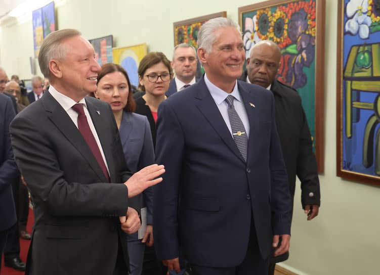 Президент Кубы Мигель Диас-Канель Бермудес и губернатор Петербурга Александр Беглов во время посещения выставки посвященной 65-летию восстановления дипломатических отношений между Россией и Кубой, в Смольном