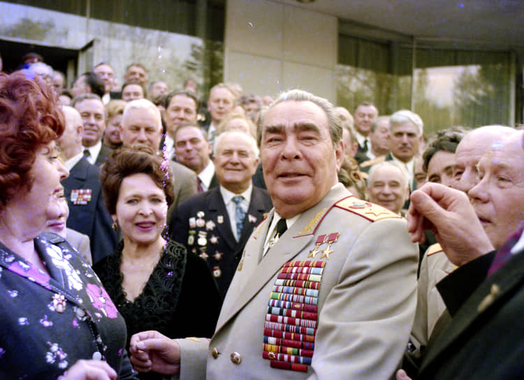 Перед 31-й годовщиной победы в войне, 7 мая 1976 года, Генеральному секретарю ЦК КПСС Леониду Брежневу, по предложению министра обороны СССР Андрея Гречко, всех его заместителей, членов коллегии министерства, почти всех маршалов Советского Союза и Политбюро ЦК КПСС, было присвоено звание Маршала Советского Союза
