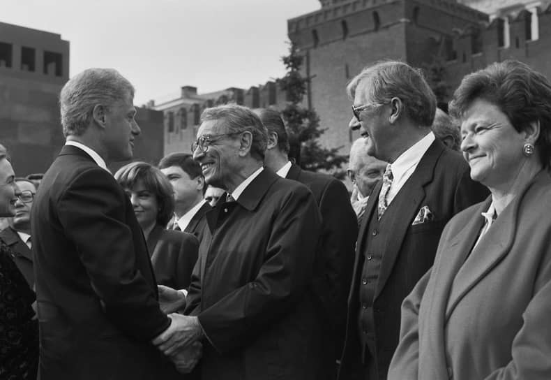 В 1995-м, уже в новой стране, в Москве прошли сразу два парада подряд. В девять утра по Красной площади прошагала колонна ветеранов, в полдень большой военный парад с техникой и авиацией состоялся на Поклонной горе. Торжественные мероприятия посетили мировые лидеры: американский президент Билл Клинтон, британский премьер Джон Мейджор, председатель КНР Цзян Цземинь, генсек ООН Бутрос Бутрос-Гали и другие официальные лица. Однако, как писал “Ъ” 30 лет назад, военным парадом западные лидеры манкировали из-за чеченских событий, посчитав неприемлемым для себя лицезреть демонстрацию военной мощи России. На фото: президент Соединенных Штатов Америки Билл Клинтон (слева) и генеральный секретарь ООН Бутрос Бутрос-Гали на Красной площади
