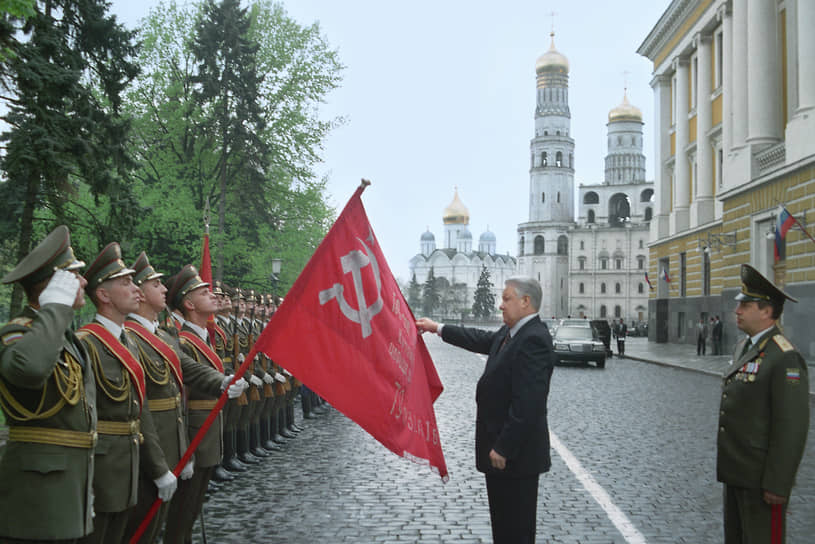 В 1996 году полноценный парад вернулся на Красную площадь и с тех пор проводится ежегодно. «Вчера праздновался День Победы. Был парад на Красной площади. Довольно скромный. Никакой техники. Никакой демонстрации силы. Продолжался парад минут двадцать. Принимал его не министр обороны (поскольку он нынче у нас человек гражданский), а командующий московским военным округом. С короткой речью выступил Ельцин. Он отлично выглядел, и голос его был тверд. Устроили шествие и митинг коммуняки и их приспешники. Они требовали отставки президента, правительства. Обычный набор лозунгов и фраз. Среди портретов преобладал портрет Сталина»,— писал литературный критик Лев Левицкий в 1997 году. На фото: Борис Ельцин перед парадом со Знаменем Победы
