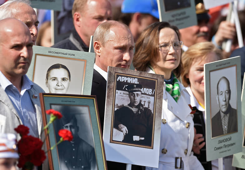 В 2012 году в Томске журналисты Сергей Лапенков, Сергей Колотовкин и Игорь Дмитриев организовали акцию «Бессмертный полк». В 2013 году в ней приняли участие уже 120 городов, а в 2014 мероприятие прошло в семи странах и 500 городах. Изначально акция была народной и свободной, но с годами приобрела официальный характер. В «Бессмертном полке» регулярно принимал участие президент РФ Владимир Путин. На фото: Владимир Путина во время акции «Бессмертный полк» 9 мая 2015 года
