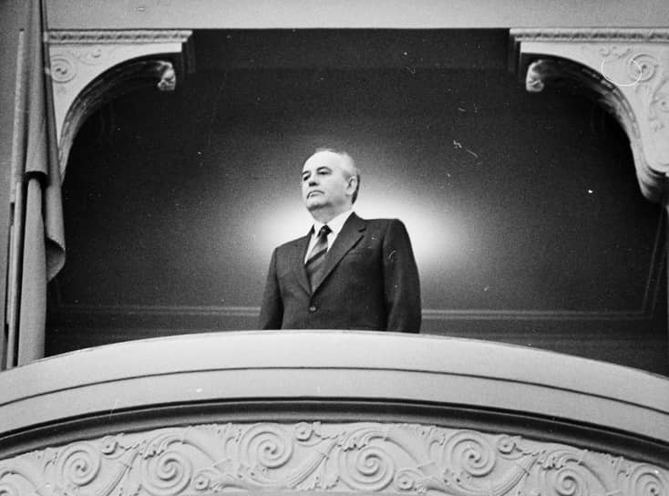 8 мая 1990 года году первый президент СССР Михаил Горбачев, выступая на торжественном собрании, посвященном 45-летию Победы, заявил, что за время войны СССР потеряли 27 млн человек. Это цифра на 20 млн превышала число потерь, озвученное Иосифом Сталиным после окончания войны. Официальная статистика и вовсе менялась четыре раза. По последним данным Минобороны, за время войны погибло 26,6 млн военнослужащих и мирных граждан