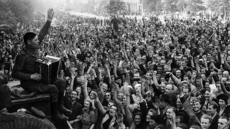Однако 9 мая война закончилась не для всех: на фронтах все еще шли бои. 18-летний Борис Аникин, призванный в армию в 1943-м, узнал о капитуляции Германии, находясь в Чехословакии. «Из селений вдоль шоссе, по которому мы ехали, бежали селяне с цветами, фруктами нам на встречу, обнимали, целовали, залезали к нам в кузов. &lt;...> Подъезжая к очередному селу, колонна была обстреляна в упор из танков и орудий. Это было очень неожиданно, командование полка почти все погибли. Пока мы развернулись в боевой порядок, немцы ушли на запад. Так до 13 мая полк то наступал, то шел в походной колонне. Немцы отступали сдаваться американцам. Конечный пункт нашего движения была небольшая речка, служащая разделительной полосой с американскими войсками. Так для меня окончилась война»,— вспоминает Борис Аникин. На фото: встреча Красной армии в Праге
