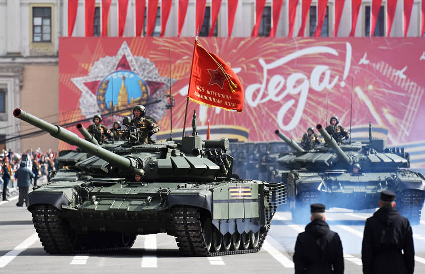В 2022 году на Красной площади состоялся парад в честь 77-летия Победы. Никого из глав зарубежных государств на празднование в Москве не пригласили. Воздушная часть была отменена из-за непогоды. Выступая на параде, Владимир Путин говорил о специальной военной операции на территории Украины, которую Россия начала в феврале 2022-го. Президент заявил, что этим шагом Россия «дала упреждающий отпор агрессии», а ввод войск на украинскую территорию — «вынужденное, своевременное и единственно правильное решение». На фото: Парад Победы на Дворцовой площади в Санкт-Петербурге