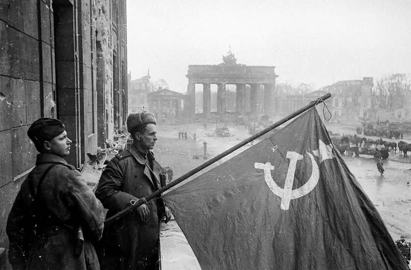 В четверг, 3 мая 1945 года, на первой полосе газеты «Правда» была размещена новость: «Знамя победы водружено над Берлином!». Школьникам в селе Краснозерск Новосибирской области радостную новость сообщили во время зарядки. «Какой счастливый день!!!.... На зарядке сообщили о взятии столицы Германии, о том, что теперь в Берлине развеивается знамя победы, поставленное доблестными воинами наших армий. Радость!! Два урока кончилось весело. Нам сказали, чтобы мы выходили строем на улицу и шли на площадь, где состоится митинг. Радостные и счастливые мы пошли под знаменами на площадь. Не описать тех чувств и всего, что было на митинге. Радость! Крики — “Ура!”, аплодисменты. Еще бы не радоваться. Фашистская столица взята! Гитлер и Гебельс окончили жизнь самоубийством, боявшись всенародной казни. Близка встреча с нашими отцами, братьями и дядьями»,— пишет 15-летняя школьница Надежда Хатина 3 мая в личном дневнике
