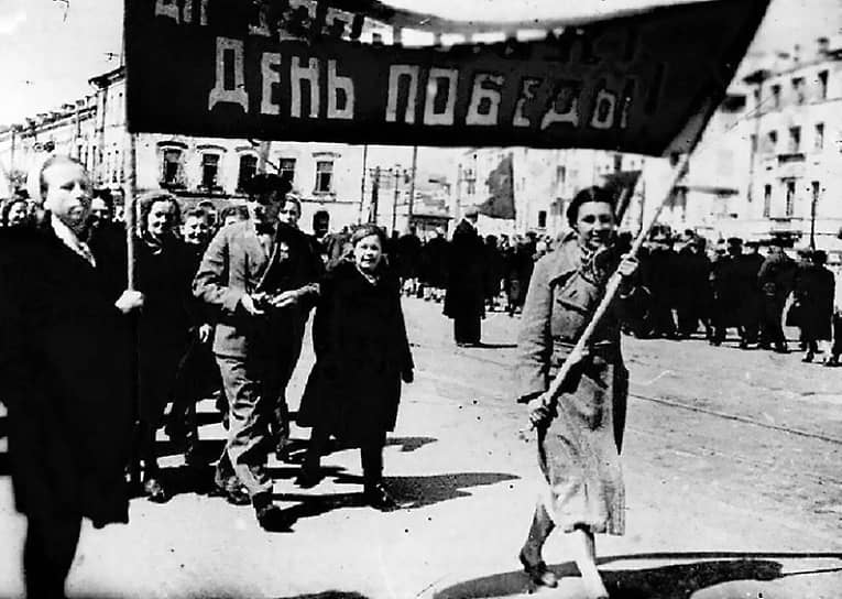 «Весь город на ногах. У театра митинг. Прямо на улице танцуют. С какими хорошими, ясными лицами танцуют. Военные приглашают девушек и женщин. Поздравляют, обнимаются, целуют друг друга — такие сцены то и дело можно видеть. Даже малюсенькие ребятишки тоже высыпали со взрослыми. Стоят, поеживаются, многого не понимают, но, возможно, и они запомнят эту необычную ночь — Ночь Победы, вдруг почему-то для них превратившуюся в день»,— описывает Ленинград в ту ночь учительница Мария Воробьева
