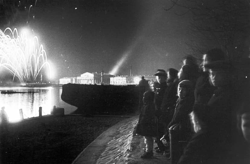 Митинги и торжественные мероприятия продолжались в городах и 10 мая. Анна Уманская вспоминает, что в тот день в медицинском институте в Ленинграде студенты и преподаватели собрались на митинг в зале Ленина. «Сначала не давали даже договорить, рукоплескали стоя в честь победы, в честь Сталина. Кричали ура, плакали, смеялись. Митинг был продолжителен. После него, построились и пошли демонстрацией со знаменами на районный митинг в Госнардом. Идти было радостно. Первая демонстрация за четыре года. На митинге в Нардоме собрался весь район. Грянул залп, на миг мы испугались (инстинкт со времени обстрелов), затем зааплодировали: в небо взвились разноцветные ракеты»,— записывает Анна в дневнике. На фото: праздничный салют 9 мая 1945 года в Ленинграде
