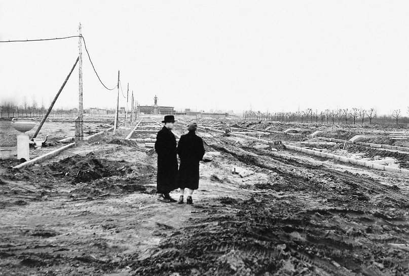 В первые годы после войны День Победы широко не отмечали, однако в 1946 и 1947 году 9 мая был официально выходным. На заводах и фабриках проходили митинги и собрания. В декабре 1947-го Верховный Совет СССР изменил Указ, подписанный два года назад, сделав 9 мая обычным рабочим днем. Почему праздник перестал быть праздником, власти официально не объясняли. Существовали версии, что Сталин не хотел придавать избыточный публичный вес военным; или что чувство скорби по колоссальным потерям возобладало над торжеством; или что в период послевоенного восстановления важен был каждый рабочий день. На фото: 1960 год, создание мемориала на Пискаревском кладбище
