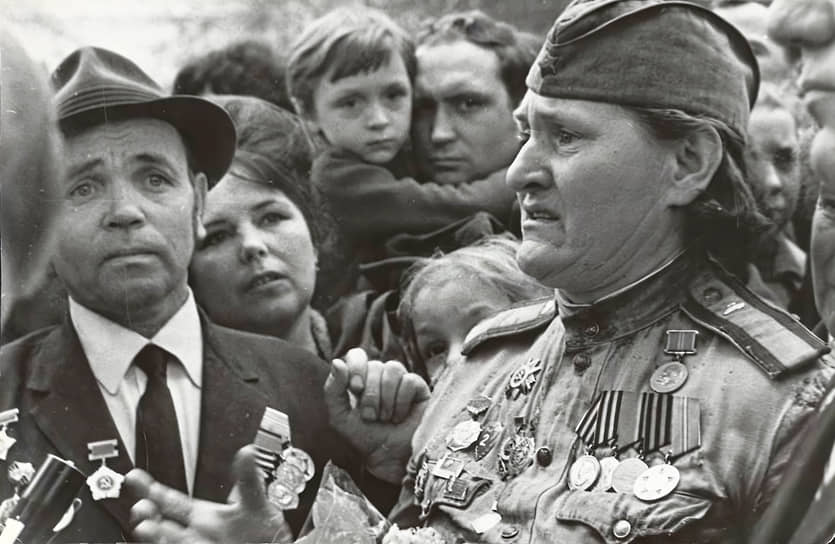 Ни в 1955-м, ни в 1960-м праздник не отмечали широко: о парадах на 9 мая тогда речи и ни шло. День Победы оставался семейным праздником: днем, когда фронтовики встречались друг с другом и поминали тех, кто до очередной годовщины не дожил. Ежегодно такие встречи проводили у Большого театра в Москве, куда приезжали также ветераны из других городов. На фото: начало 1960-х годов, 9 Мая у Большого театра
