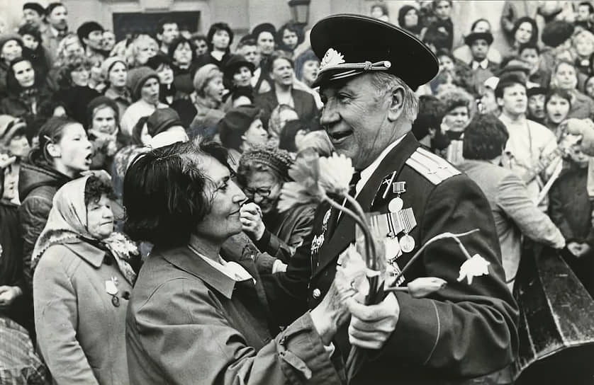 1970 год, страна празднует 25-летие победы. Журналисты газеты «Советская культура» констатируют: «В мир пришло новое поколение людей, для которых вторая мировая война — это только прошлое. Но время не властно над подвигом нашего народа и его армии. Никогда не сотрутся из памяти воспоминания о ликующих майских днях, о днях победы»