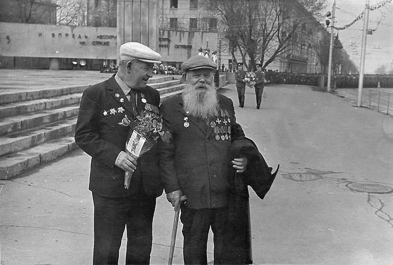 «День Победы. Когда-то с таким нетерпением, с таким до предела напряженным желанием ожидаемый! А теперь для многих молодых это историческая дата — не более. Для нас — жизнь или смерть»,— констатирует философ Леонид Бердников 9 мая 1971 году. На фото: ветераны двух войн 9 мая
