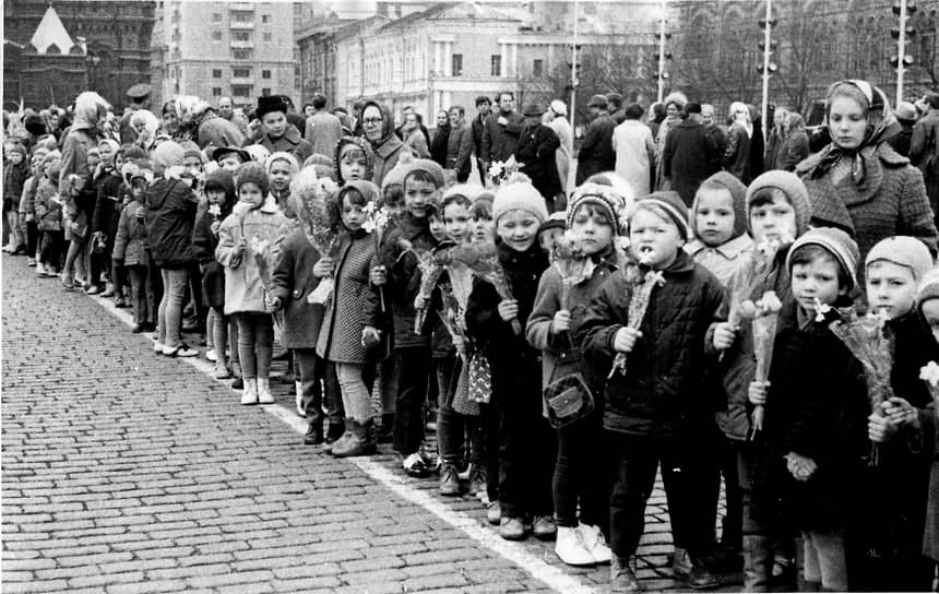 Холодно и пасмурно 9 мая 1972-го было и в Москве, вспоминает москвичка Антонина. «Вечером ходили к г-це “Россия” смотреть салют. Красиво… и грустно. На Красной площади полно народу. Больше молодежь, которая появилась уже после войны»,— описывает тот день женщина

