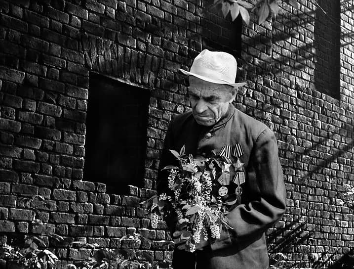 «День Победы. Уже меньше шума, чем в прошлом году. Но Брежневу дали маршала и в Днепродзержинске открыли “бюст” (как выразился Щербицкий). Вся программа “Время” по телевидению была посвящена этому событию. Объяснений может быть много. Но — если искренне — я лично ничего понять не могу. Неужели “там” (как говорит человек с улицы) не понимают, что подобные мероприятия на 95% имеют воздействие прямо обратное тому, что задумано!» — высказывается в личном дневнике Анатолий Черняев. В 2023 году в Днепродзержинске (сейчас украинский город Каменское) бюст Брежнева снесли. На фото: ветеран Великой Отечественной Войны 9 мая в Казани
