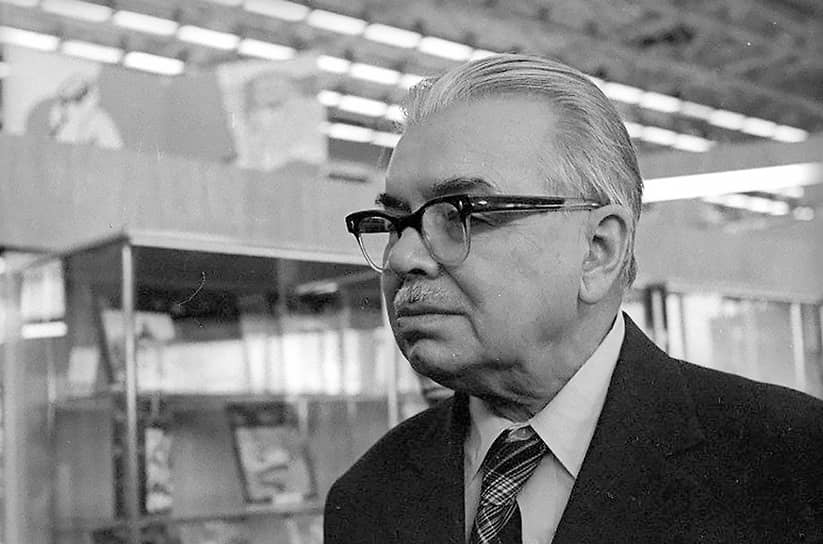 Искусствовед, писатель Владимир Десятников 9 мая 1981 года звонит писателю и драматурга Леониду Леонову: они поздравляют друг друга с праздником, вспоминают конец войны. «В одном были единодушны — победа досталась России очень трудно. Двадцатью с лишним миллионами жизней заплатило Отечество за нее. Вспомнили мы и то, что в первой половине XX столетия Россия практически не выходила из войны: 1904–1905, 1914–1920, 1939–1945 — это годы сплошных войн. Если к этому прибавить коллективизацию (“уничтожение кулака как класса”), индустриализацию, всеобщую электрификацию, химизацию и прочее, то выходит, что у нации практически не было времени для роздыху»,— передает разговор Десятников. На фото: писатель Леонид Леонов
