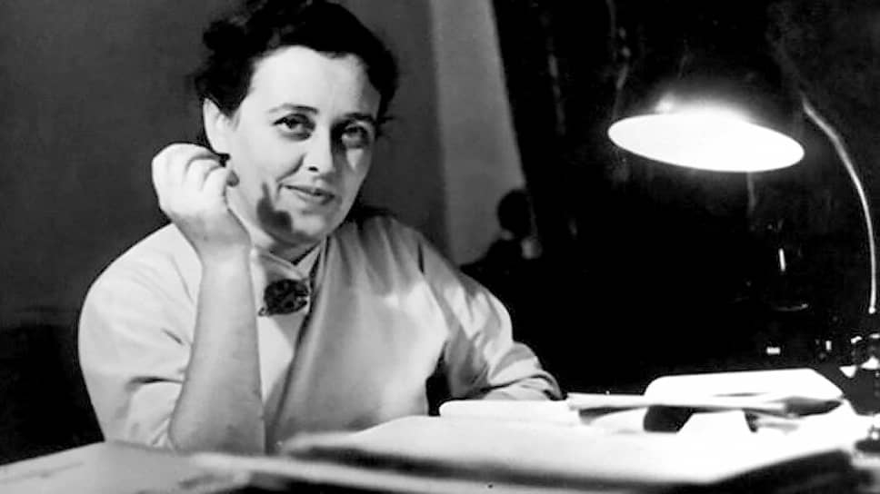 С каждым годом все меньше становилось ветеранов войны. В 1988 году театровед Дина Шварц, пережившая блокаду Ленинграда, записала в дневнике: «Все меньше людей, которых надо поздравлять с этим днем. Нет Яши Рохлина, 10 апреля он внезапно скончался — остановилось сердце. Война, два ранения, а потом — обвинение в троцкизме, безработица. Бедняга. Грустный этот праздник с каждым годом грустнее. Радость уходит все дальше. Потери встают непомерным грузом. Блокада не имеет ни одного “уютного” воспоминания. Ужас этот еще не описан»
