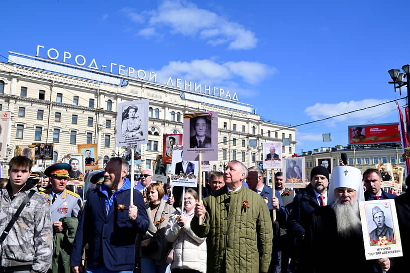 Акция «Бессмертный полк». Губернатор Санкт-Петербурга Александр Беглов (в центре), председатель Законодательного собрания Санкт-Петербурга Александр Бельский (третий слева) и Митрополит Санкт-Петербургский и Ладожский Варсонофий (справа) во время акции на площади Восстания