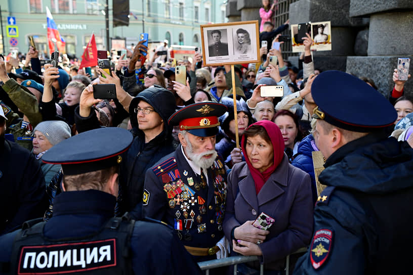 Акция «Бессмертный полк» на углу Невского проспекта и Малой Морской улицы