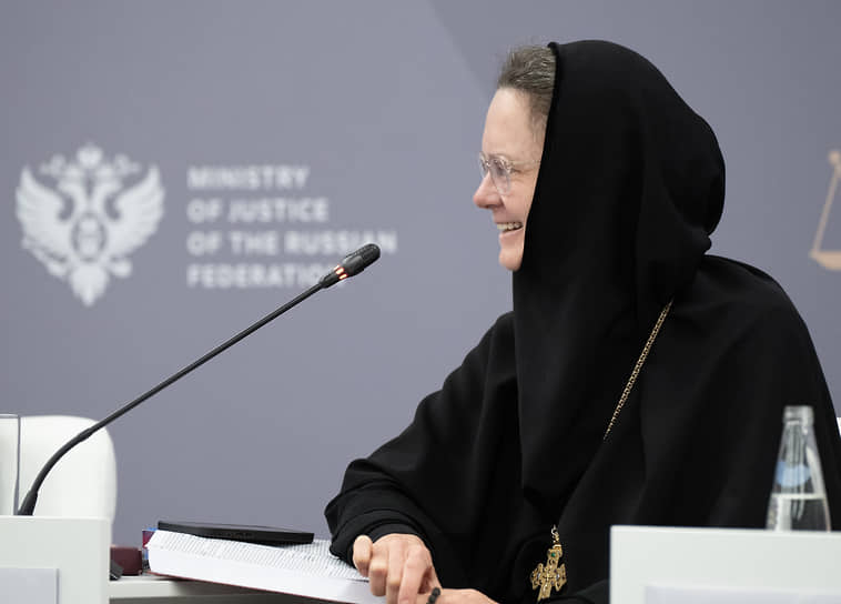 Руководитель Правового управления Московской Патриархии, игуменья Ксения 