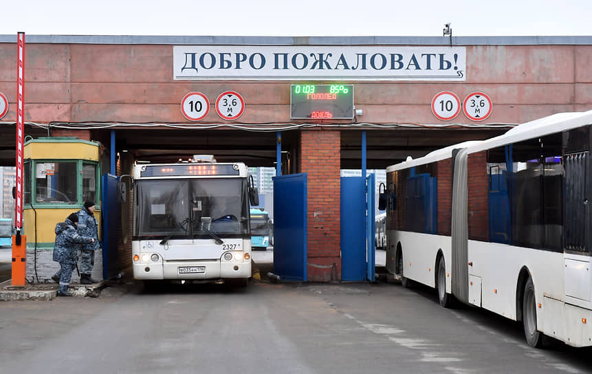 По собственным данным «Пассажиравтотранса», в структуре предприятия работает 13 тысяч человек. В нее входит 7 автобусных парков с более 2400 автобусами, которые обслуживают 118 маршрутов