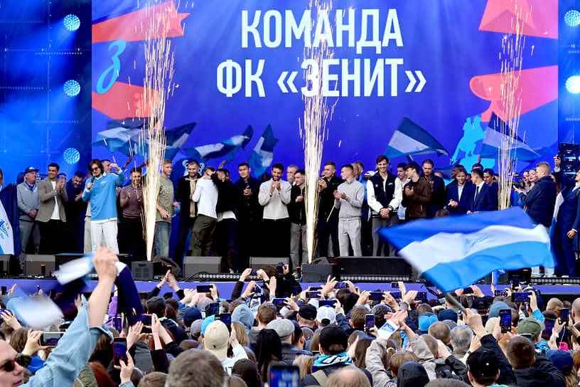 Игроки «Зенита» разных поколений на концертной сцене пространстве «Севкабель порт»