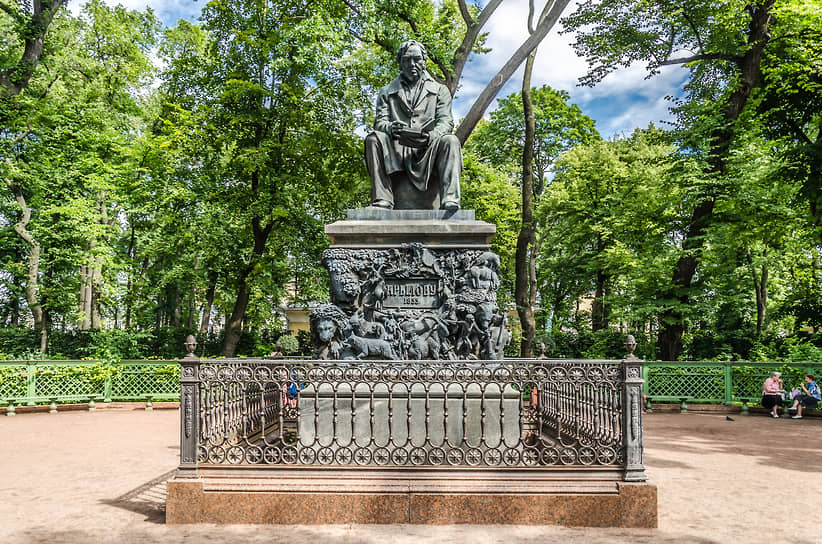 Памятник Ивану Крылову в Летнем саду
