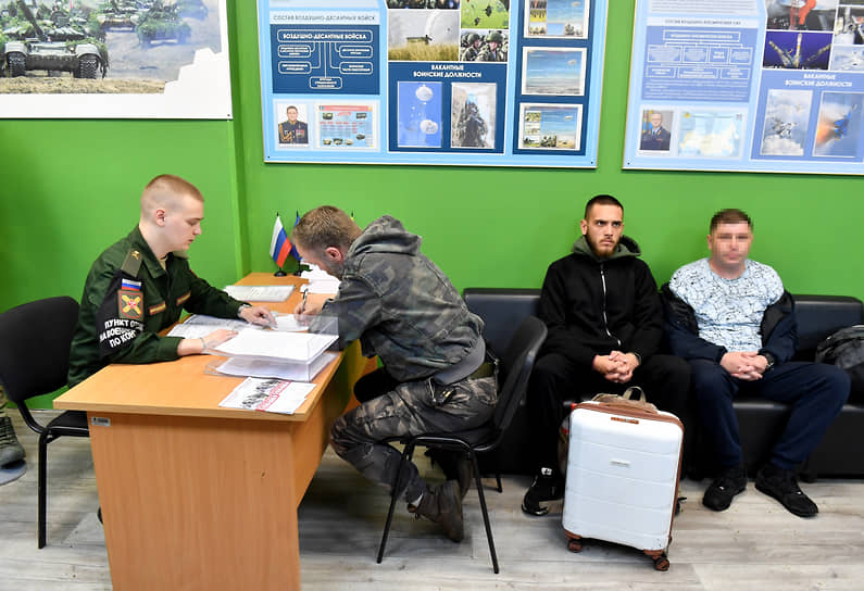 Пункт отбора на военную службу по контракту в зону СВО. Добровольцы во время подачи заявления и оформления документов