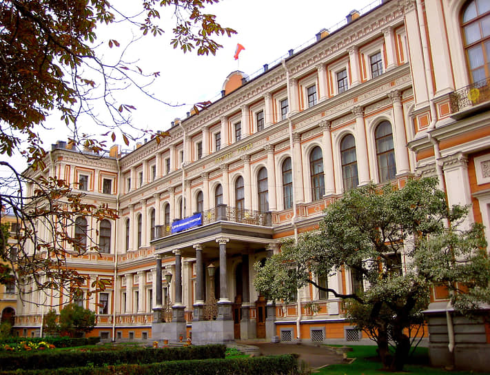 Представитель ЛФП подтвердил «Ъ-СПб», что сегодня во дворце прежнюю охранную службу сменила Росгвардия, вход в комплекс осуществляется через КПП