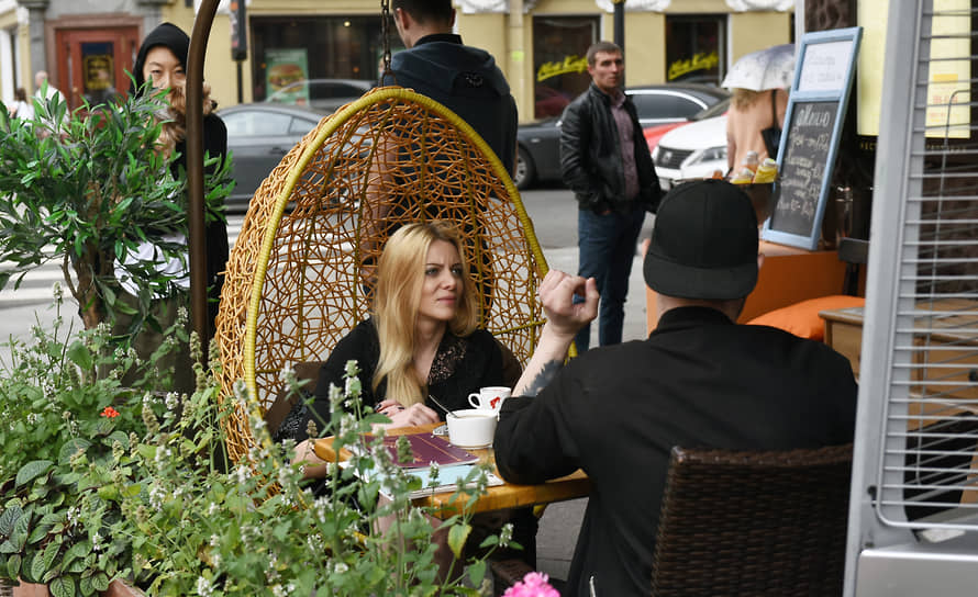 По данным Петростата, в январе — апреле текущего года стоимость многих продуктов питания, из которых в том числе готовят блюда в кафе и ресторанах, в Санкт-Петербурге значительно выросла. Так, картофель стал дороже на 47%, капуста подорожала на 41%, свекла — на 37%
