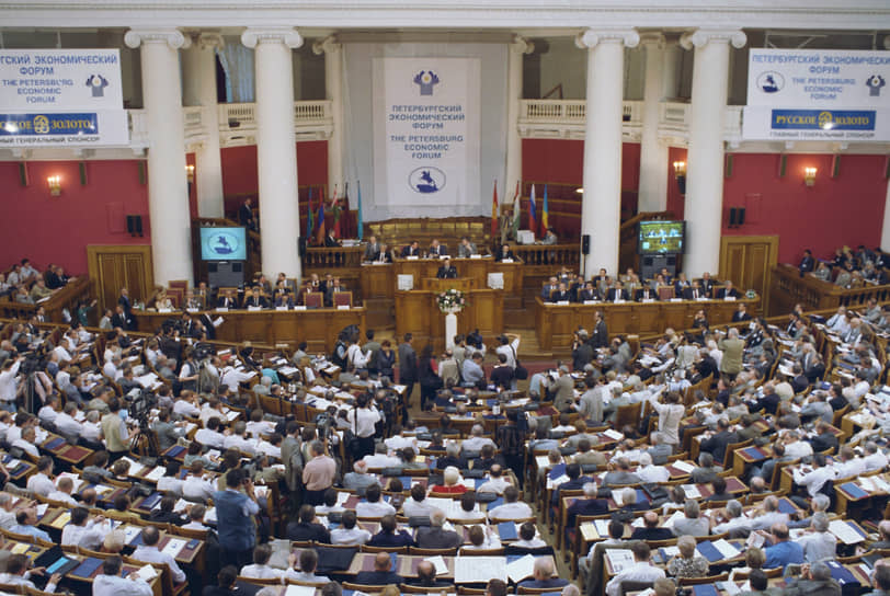 В работе второго форума 17-19 июня 1998 года участвовали около 2,6 тыс. человек, в том числе председатель правительства России Сергей Кириенко и президент Белоруссии Александр Лукашенко. Были подписаны 52 договора по инвестициям, общая сумма которых составила около $2,5 млрд. Во время форума обсуждалась программа выхода российской экономики из кризиса. Тогда же была задана традиция роскошной светской жизни форума