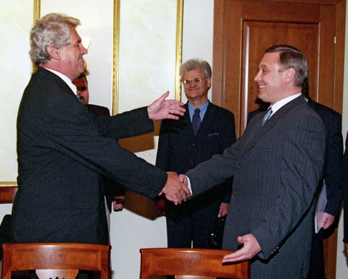 Следующий ПМЭФ 13-16 июня 2001 года был официально признан главным экономическим форумом СНГ. В форуме приняли участие 2,1 тыс. делегатов из 37 стран, в том числе премьер-министр Чехии Милош Земан
На фото: премьер-министр Чехии Милош Земан (слева) и премьер-министр РФ Михаил Касьянов (с 2023 года внесен в список иностранных агентов Министерства юстиции РФ) (справа)