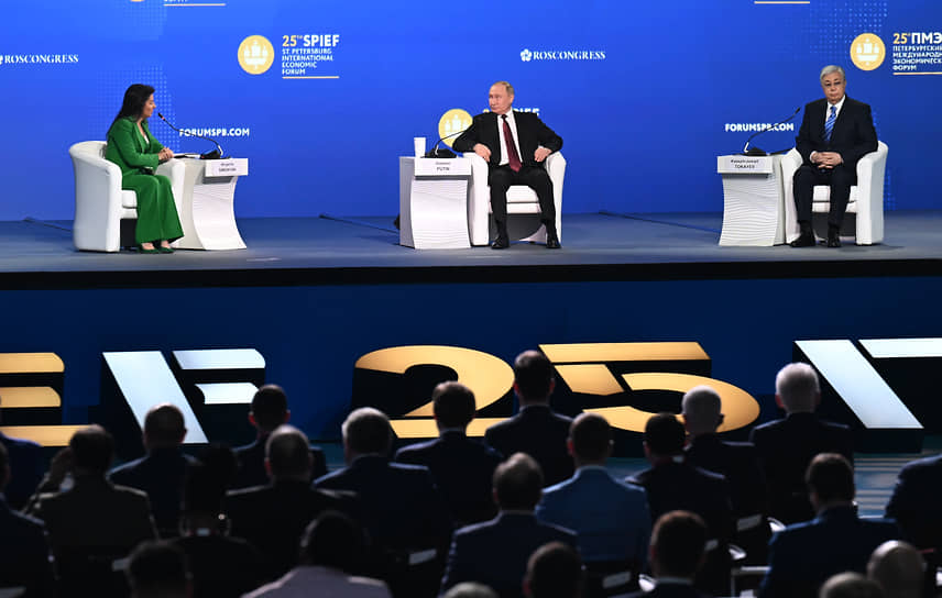 ПМЭФ 2022 года, главной темой которого стал лозунг: «Новый мир — новые возможности», совпал с проведением специальной военной операции на территории Украины. Все страны — члены «Большой семёрки», 25 стран — членов Европейского союза и все страны — члены НАТО кроме Турции в форуме участия не принимали
На фото: главный редактор телеканала RT, главный редактор международного информационного агентства «Россия сегодня» Маргарита Симоньян, президент России Владимир Путин и президент Казахстана Касым-Жомарт Токаев во время пленарного заседания
