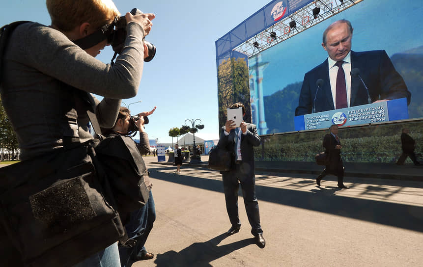 Во время форума 21-23 июня 2012 года Владимир Путин сообщил делегатам о создании специальной комиссии по реализации предпринимательской инициативы и назначении на пост бизнес-омбудсмена председателя «Деловой России» Бориса Титова
На фото: президент России Владимир Путин (на экране)