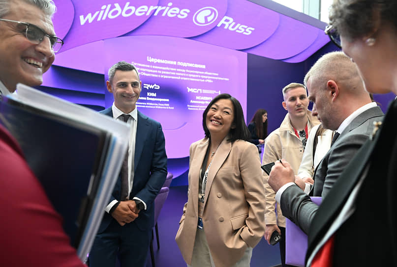 Основатель компании Wildberries, глава ООО «РВБ» Татьяна Ким (в центре) и генеральный директор, председатель правления АО «Корпорация &quot;МСП&quot;» Александр Исаевич (второй слева)