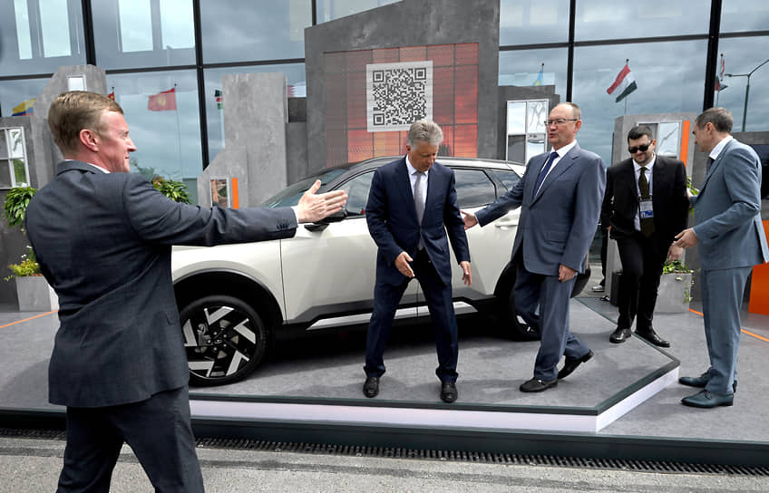 Презентация кроссовера Lada Azimut. Справа налево: первый заместитель председателя правления ПАО «Сбербанк» Александр Ведяхин, руководитель отдела дизайна АвтоВАЗа Николай Суслов, вице-президент по техническому развитию АО «АвтоВАЗ» Евгений Шмелев и президент АО «АвтоВАЗ» Максим Соколов
