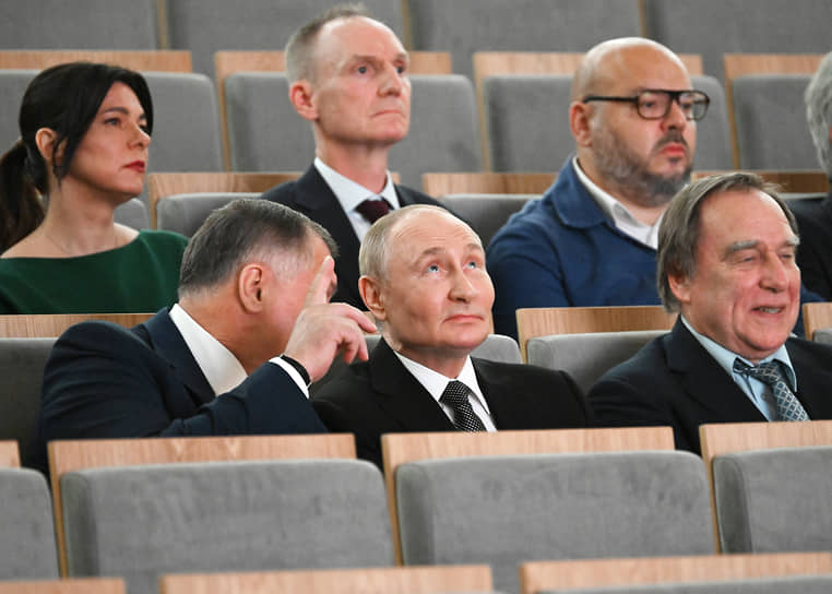 Слева направо: заместитель председателя правительства России Марат Хуснуллин, президент России Владимир Путин и художественный руководитель Санкт-Петербургского дома музыки Сергей Ролдугин во время концерта в исполнении студентов и педагогов консерватории в Большом зале имени А.Г.Рубинштейна
