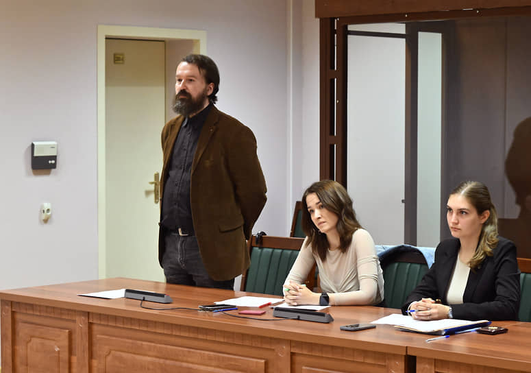 Дмитрий Витушкин в зале Городского суда. По центру адвокат Анастасия Пилипенко, справа – адвокат Анастасия Борисова.