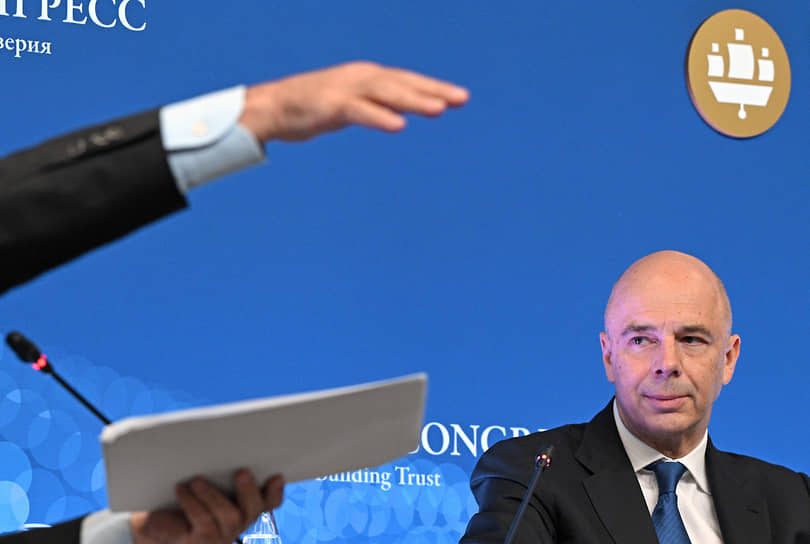 Министр финансов России Антон Силуанов во время сессии  «Экономика предложения – стратегия роста в условиях современных вызовов»