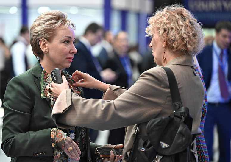 Первый заместитель председателя Центрального банка России Ольга Скоробогатова (слева) 